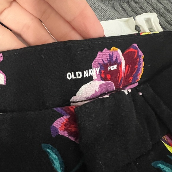 🌸floral old navy ankle pixie pants🌸 - Picture 3 of 3